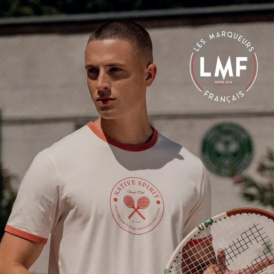 Joueur de tennis portant un t-shirt Native Spirit écoresponsable personnalisable, avec un logo imprimé sur la poitrine, présenté par Les Marqueurs Français.