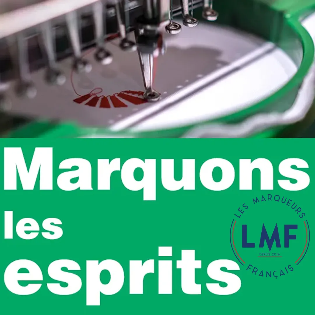 Machine de broderie industrielle en train de personnaliser un textile avec le message « Marquons les esprits », illustrant le savoir-faire des Marqueurs Français.