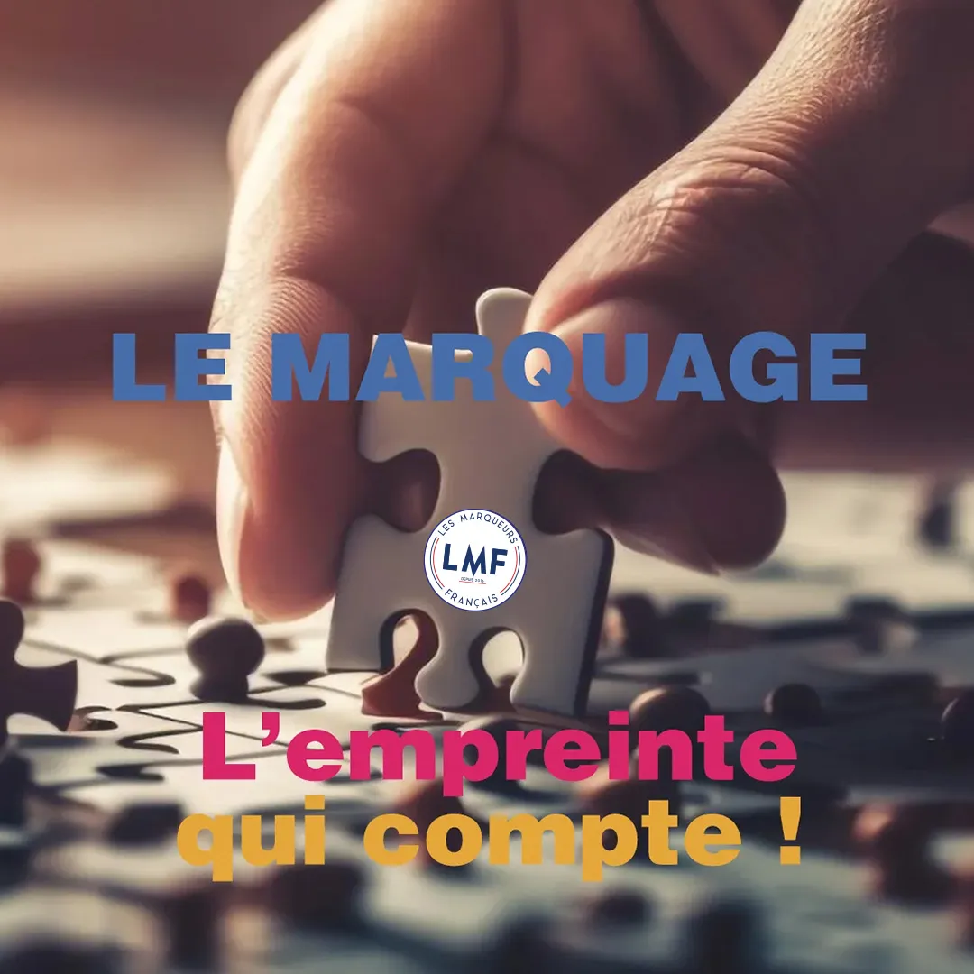 Main plaçant une pièce de puzzle avec le slogan « Le marquage, l'empreinte qui compte », illustrant l'importance de la personnalisation et de l'identité visuelle par Les Marqueurs Français.