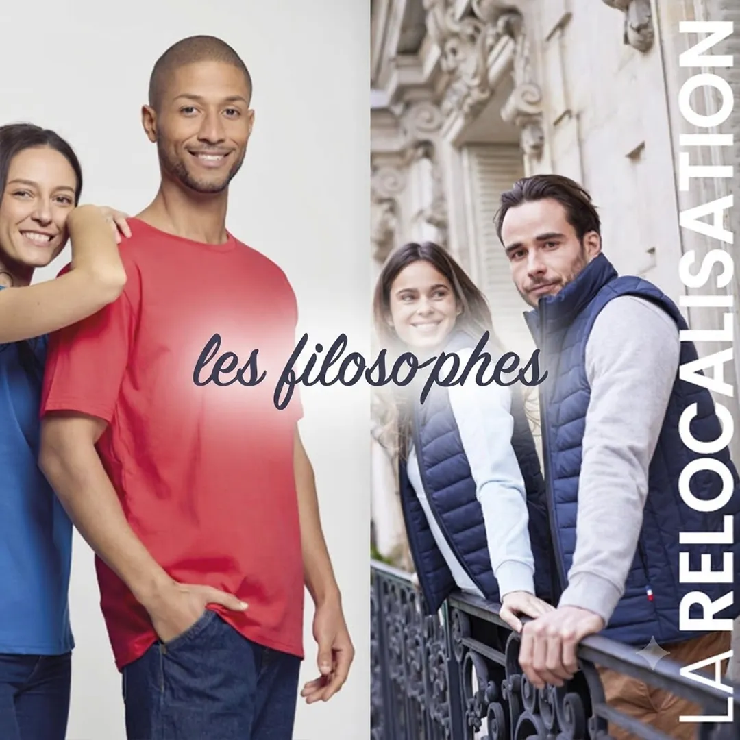 Deux mannequins présentent des vêtements de la marque Les Filosophes : un t-shirt rouge et une doudoune sans manches bleu marine. L'inscription « les philosophes » apparaît au centre de l'image et le slogan « LA RELOCALISATION » est affiché verticalement sur le côté droit.