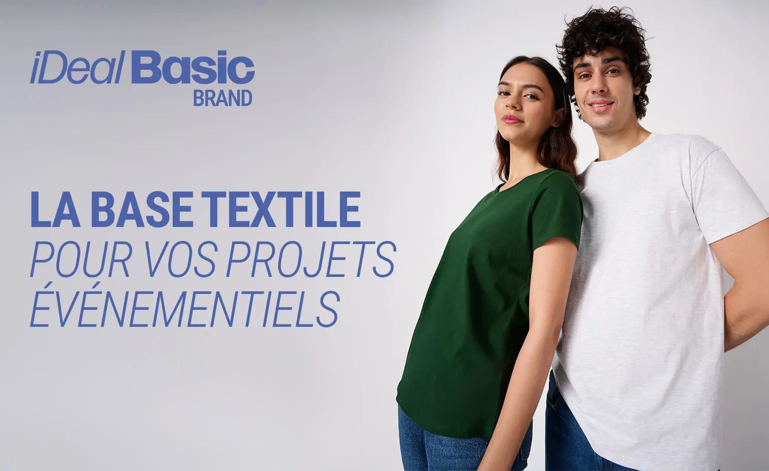 Homme et femme portant des t-shirts unis iDeal Basic Brand, une gamme de textiles personnalisables idéale pour les événements, salons, associations et entreprises.